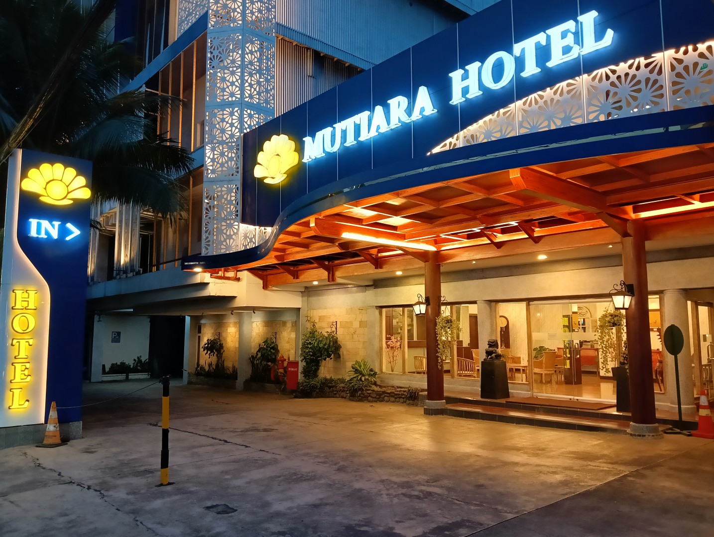 Mutiara Hotel Showcase Background Slide 2